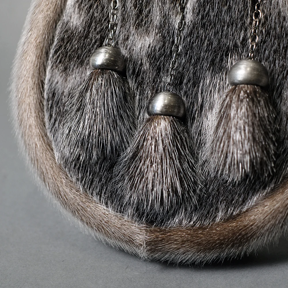 Grey Seal Dress Sporran with Antique Cantle and Diamond Framed Thistle - Image 3