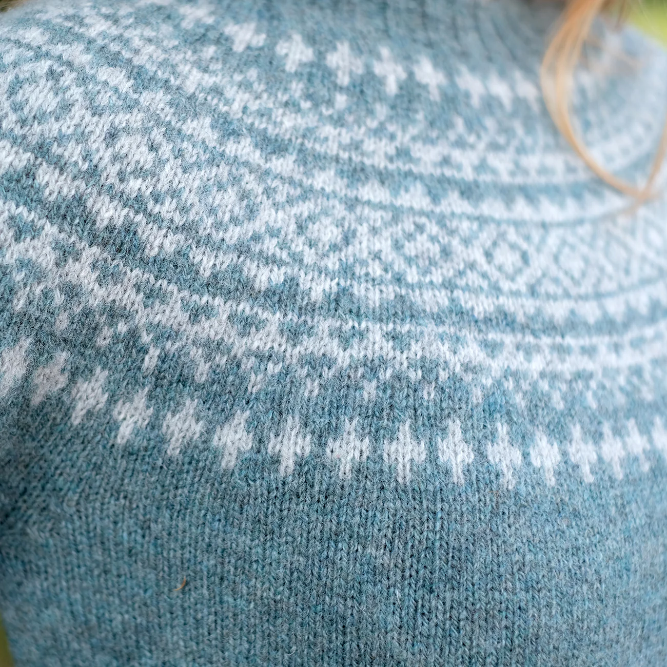 Two tone fair isle sweater in graphite green - Image 4